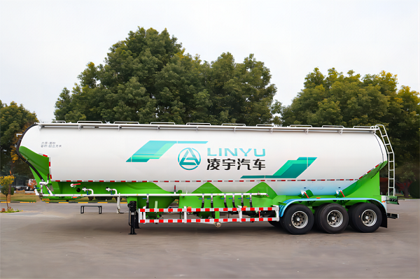 粉粒物料運(yùn)輸車的特點(diǎn)詳解！