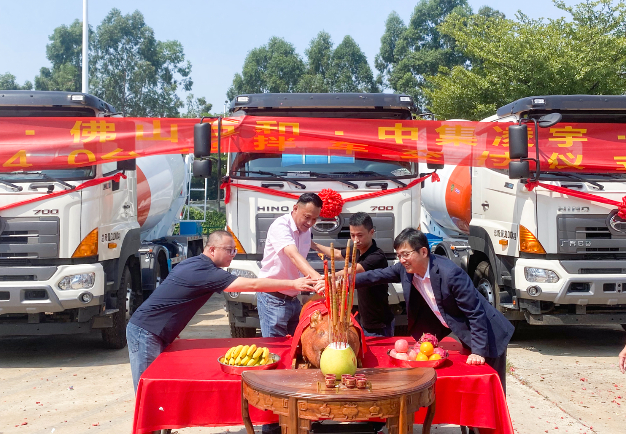 喜氣洋洋共相聚，40臺凌宇攪拌車交付大客戶！