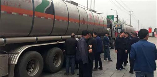 中集凌宇：三晉大地現(xiàn)新潮液罐車，引來200多人圍觀