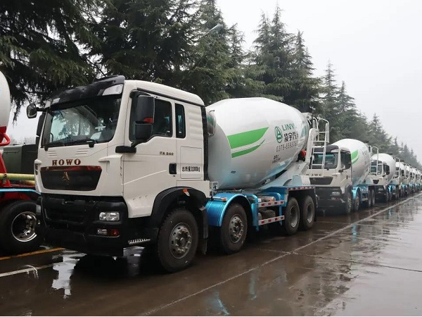 春雨濛濛，氣勢如虹！凌宇攪拌車震撼發(fā)車！